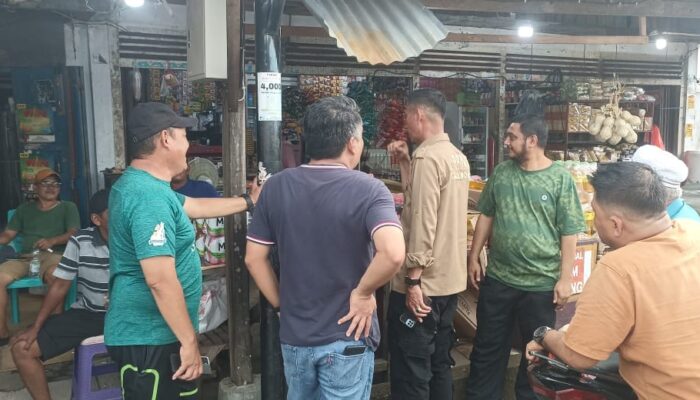 Dibantu Warga,Satpol PP Bolmong tertibkan PKL yang berjualan di bahu jalan