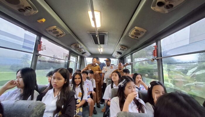 Naik Bus Sekolah Gratis, Wakil Bupati Dony Lumenta Ikut Antar Para Siswa ke Sekolah