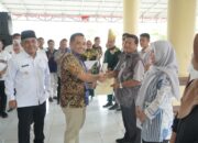 Ketua Komisi II DPR RI Serahkan Sertifikat Tanah Usai Sosialisasi Program PTSL di Bolmong