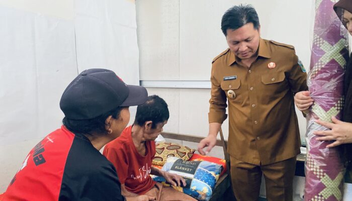Kunjungi 2  Lansia Sebatang Kara,Wakil  Bupati Dony: Kaloborasi Bantu Warga Miskin