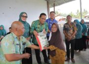 Wali Kota Weny Gaib Serahkan Bantuan untuk Keluarga Penerima Manfaat di Kelurahan Upai