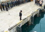 Bupati Yusra Pimpin Upacara Pelarungan Bunga di Labuhan Uki Peringati Hari Pahlawan ke-80