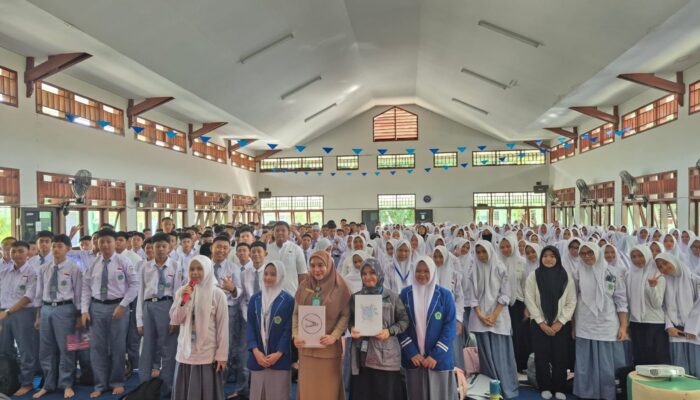 Literasi Digital Jadi Bekal Generasi Muda, TBM BooKed dan Komunitas Tunadiksi Isi MTLS MAN 1 Kotamobagu