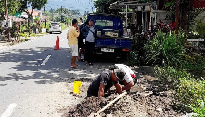 Perumda Tirta Bukaka Gerak Cepat Perbaiki Pipa Bocor di Jalan Ibantong